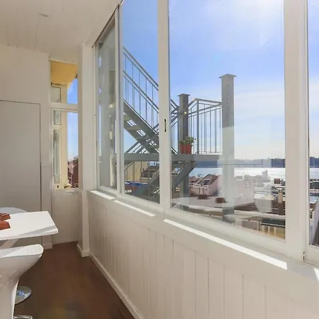 Airy Lapa 2 Bedroom River And Bridge Views Ac Apartmán
